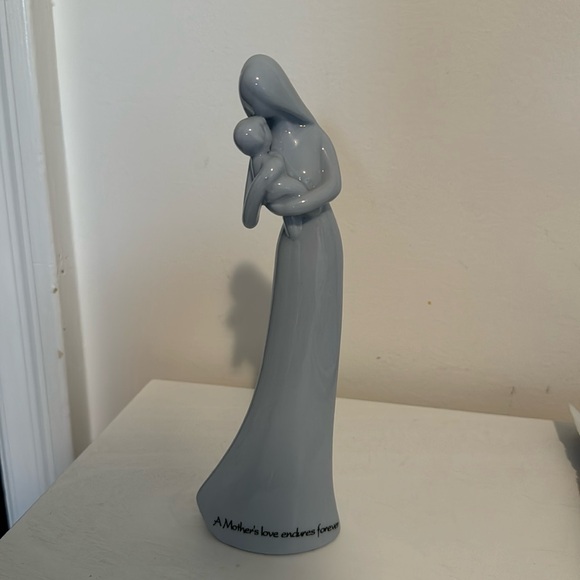 9 inch tall ceramic Blessed Mother statue. Good condition. Modern design. - Picture 1 of 5